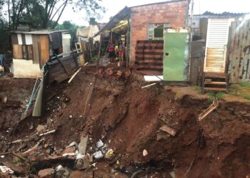 Barranco desmorona e deixa pessoas ilhadas após forte chuva em Goiânia