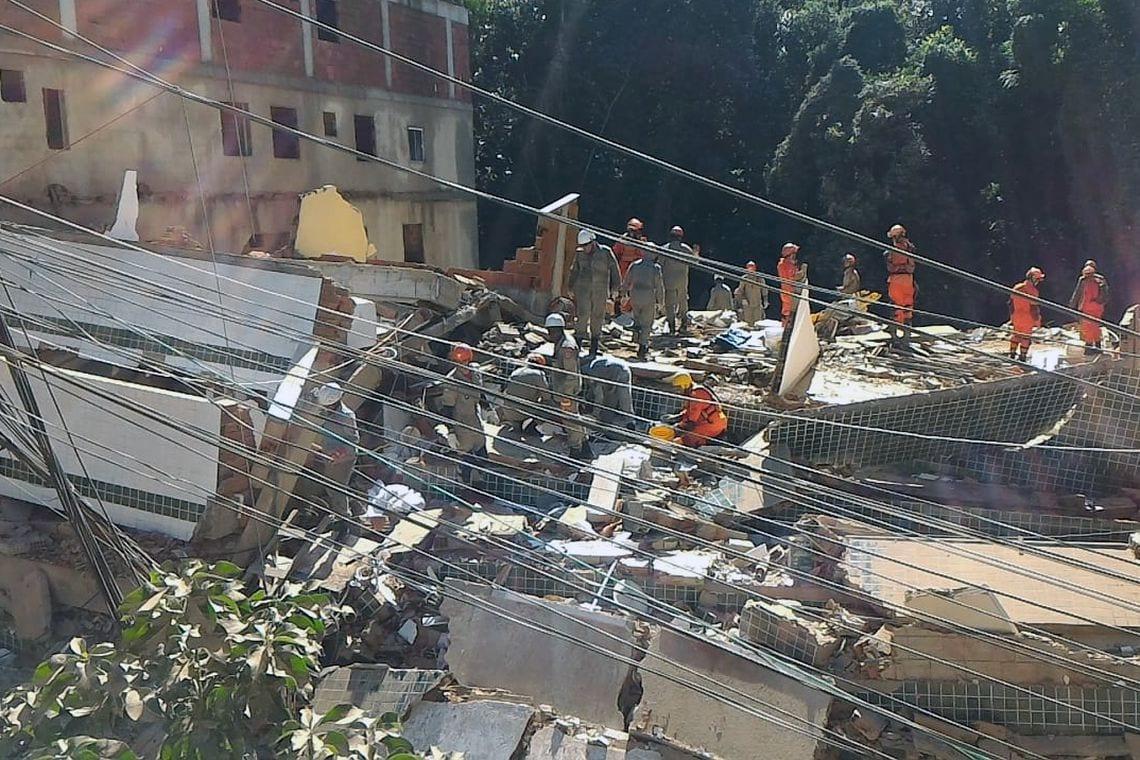 Duas pessoas morrem em desabamento de dois prédios no Rio; há desaparecidos