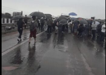 Estudantes fecham trecho da BR-153 em Anápolis contra cortes na UEG; veja vídeo