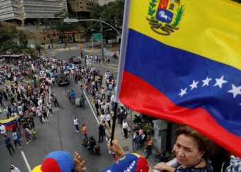 EUA declaram apoio à tentativa de Guaidó e militares de derrubar Maduro