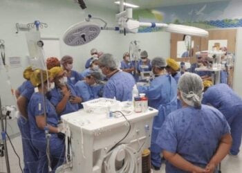 Gêmeas siamesas unidas pelo crânio são separadas em cirurgia de 20 horas