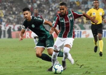 Goiás bate Fluminense por 1 a 0 em jogo marcado por apagão e interferência do VAR