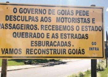 Governo de Goiás coloca placa em Pirenópolis pedindo desculpas a motoristas