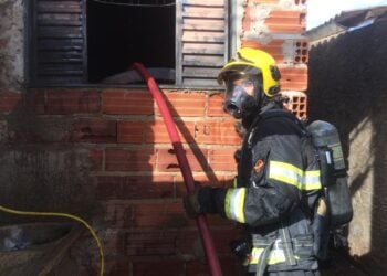 Idosa é resgatada de casa em chamas, em Goiânia