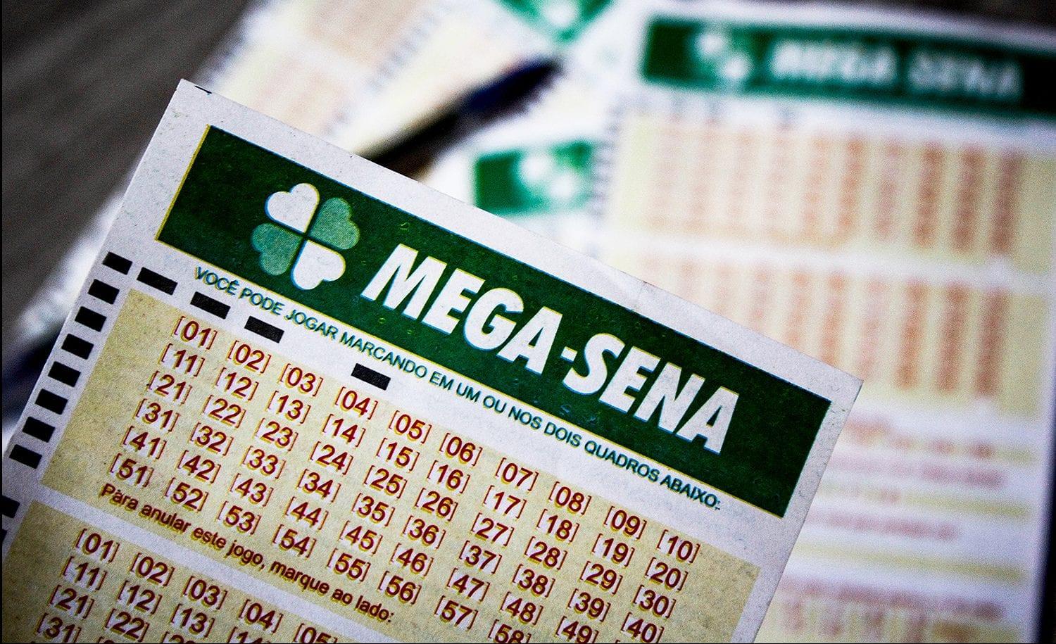 Mega-Sena pode pagar R$ 105 milhões neste sábado, maior prêmio do ano
