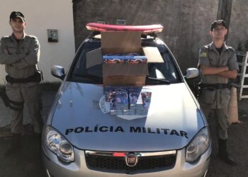 PMs distribuem caixas de chocolates para crianças de bairros de Anápolis