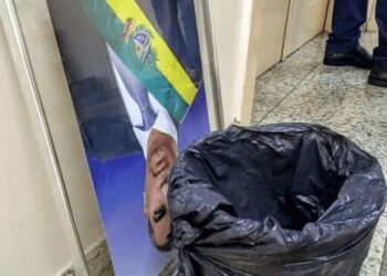 Retrato oficial de Zé Eliton é colocado atrás de lata de lixo na Câmara de Goiânia