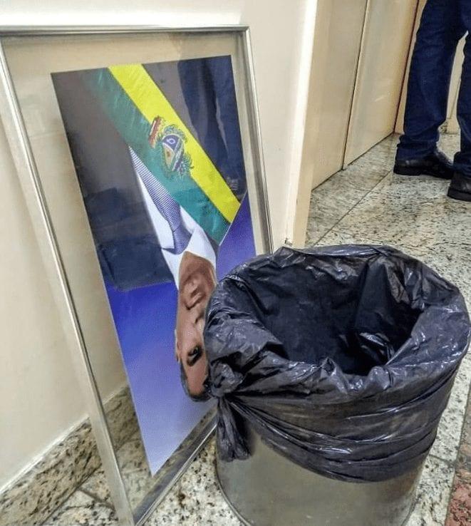Retrato oficial de Zé Eliton é colocado atrás de lata de lixo na Câmara de Goiânia
