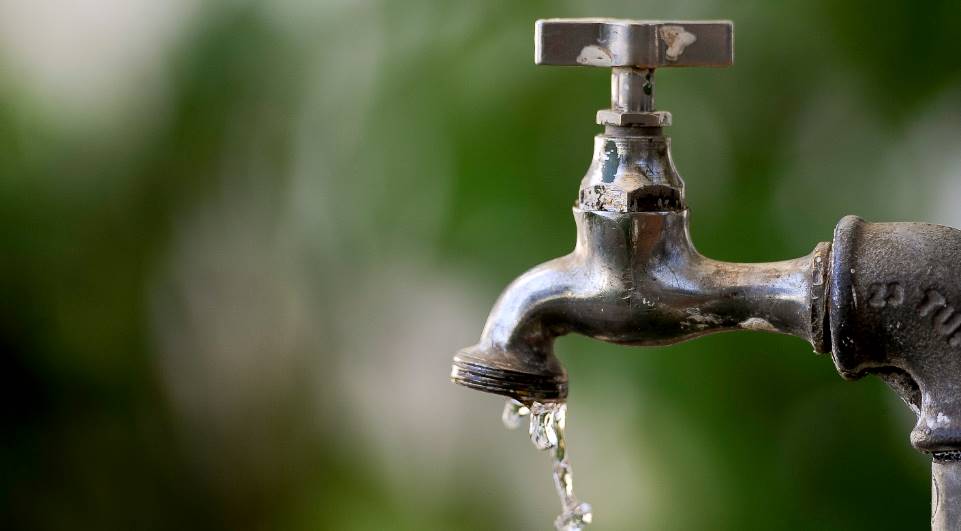 Rompimento de adutora deixa bairros sem água em Aparecida de Goiânia