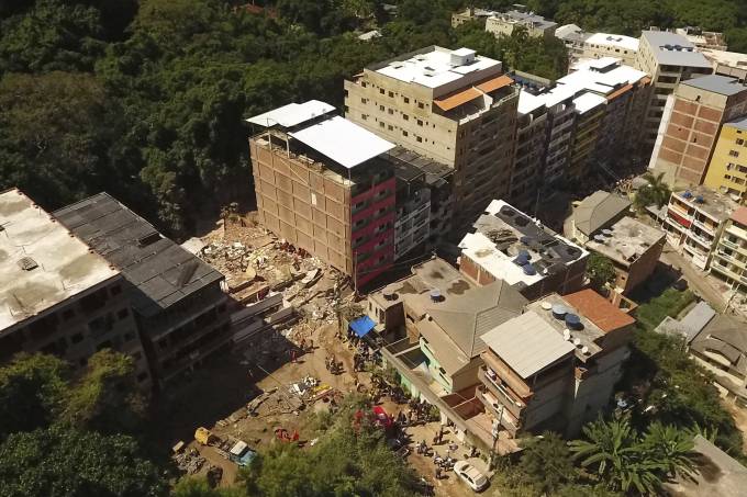 Sobe para sete número de pessoas mortas em desabamento de dois edifícios no Rio