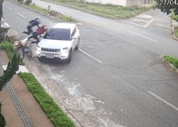 Vídeo chocante mostra batida de motocicleta e carro, no Santa Genoveva, em Goiânia