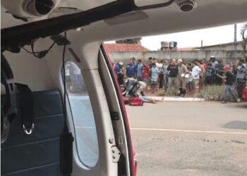 Vídeo mostra helicóptero dos bombeiros resgatando vítima de acidente, em Goiânia