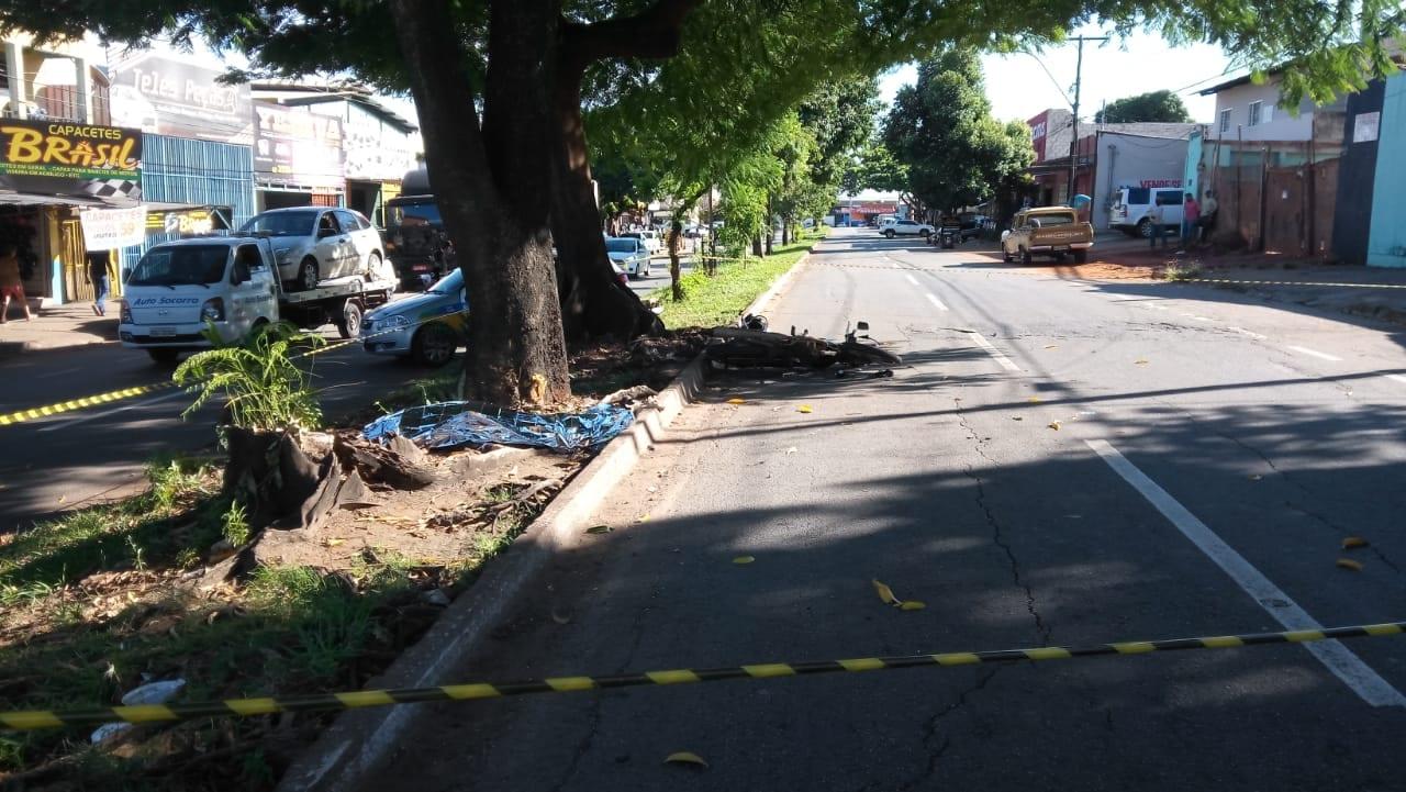 Vídeo mostra momento em que motociclista é arremessada em ...