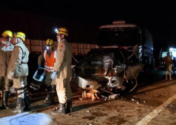Acidente entre três caminhões e uma camionete deixa 5 feridos, em Catalão