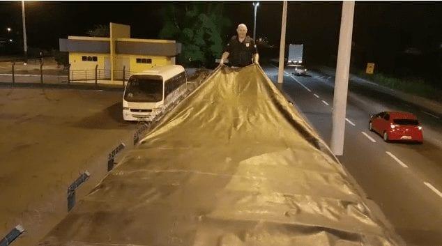 Ao ser abordado, motorista de caminhão com contrabando foge para matagal, em Morrinhos