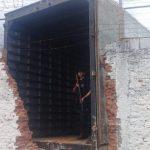 Caminhão desgovernado abre buraco em muro de presídio de Anápolis
