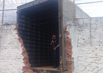 Caminhão desgovernado abre buraco em muro de presídio de Anápolis