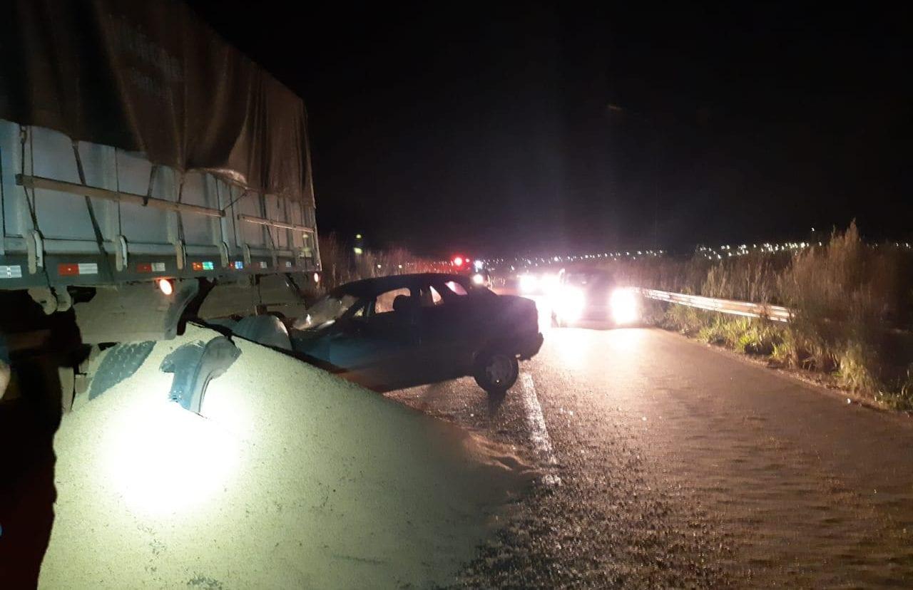 Carga de soja derramada provoca acidentes na BR-153, em Anápolis