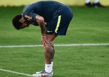 Com dores no joelho, Neymar fica fora de treino da seleção em Teresópolis