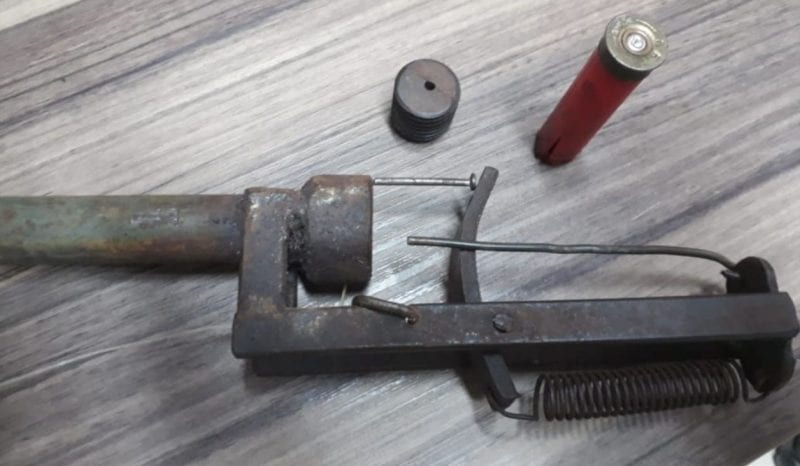 Criança é baleada por arma artesanal em armadilha montada por idoso, em Hidrolândia