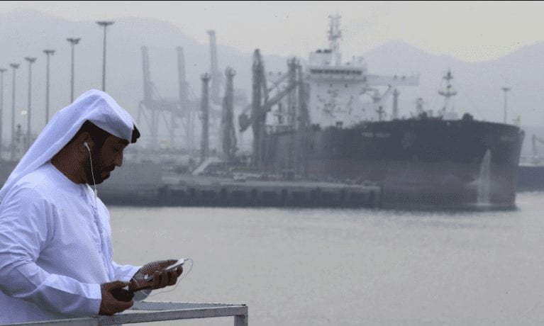 Dois navios de transporte de petróleo da Arábia Saudita são atacados