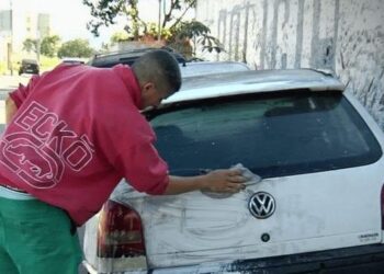 Gari volta para limpar carros que sujou, em Aparecida de Goiânia