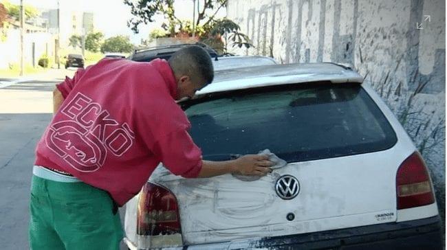 Gari volta para limpar carros que sujou, em Aparecida de Goiânia