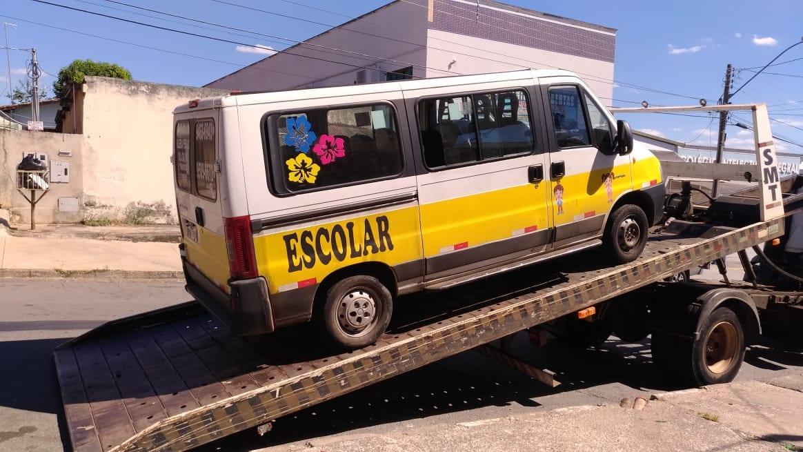 Mais de 20 veículos clandestinos de transporte escolar foram apreendidos em Goiânia neste ano