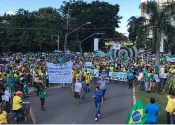 Manifestantes pedem aprovação da reforma da previdência, em Goiânia