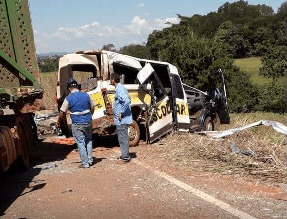 Motorista de van escolar e criança ficam feridos em acidente, em Goianésia