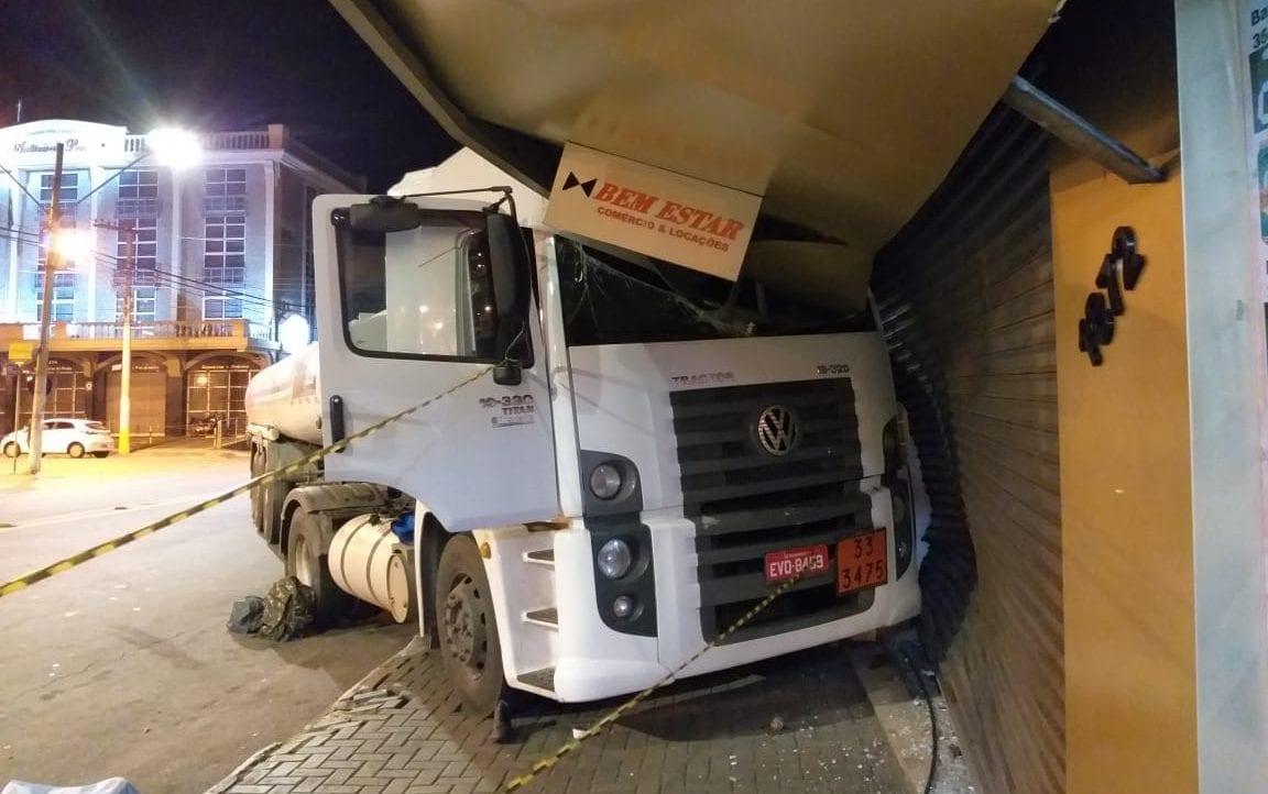 Motorista sofre mal súbito e caminhão invade loja na Avenida 24, em Campinas