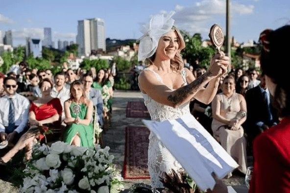 Mulher se casa com ela mesma em Minas Gerais e atrai seguidores da 'sologamia'