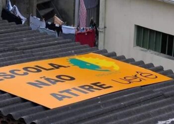 Para evitar tiros, escola da Maré, no Rio, instala 'aviso' no teto
