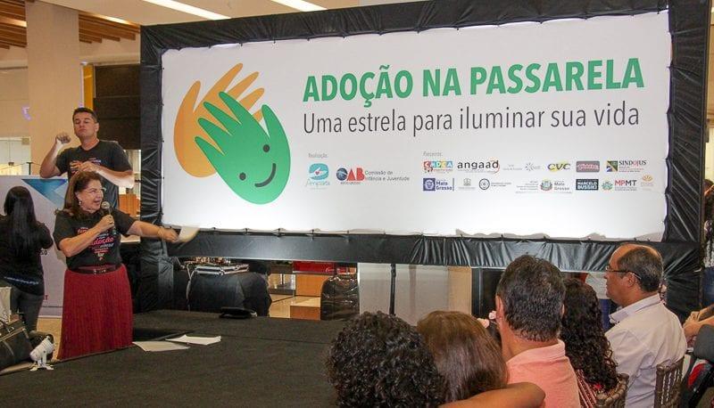'Passarela de adoção' causa polêmica em Cuiabá