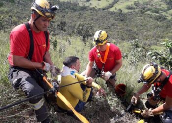 Piloto de parapente sobrevive a queda de 70 metros, em Goiás