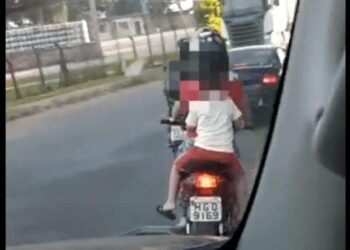 PRF flagra motociclista levando criança de 4 anos sem capacete, em Aparecida de Goiânia