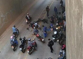 Ultrapassagem em túnel de viaduto deixa três motociclistas feridos, em Goiânia