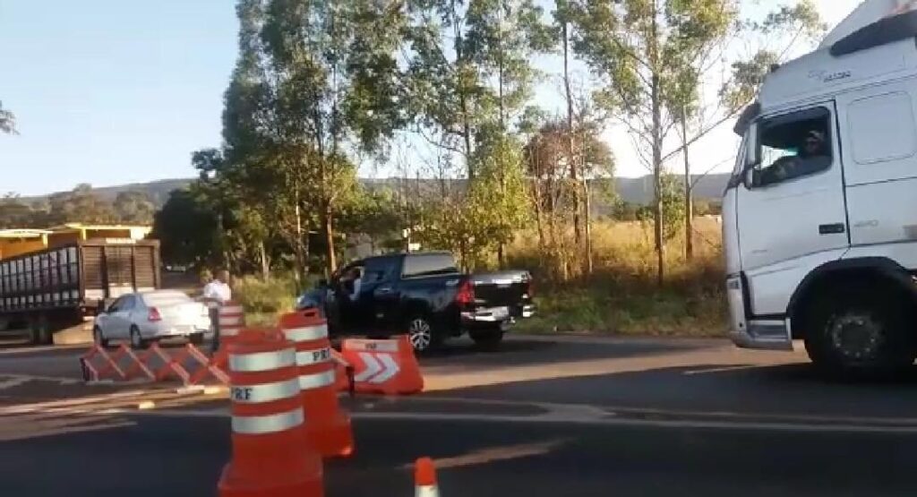 Homem é preso transportando 18 quilos de drogas, em ...