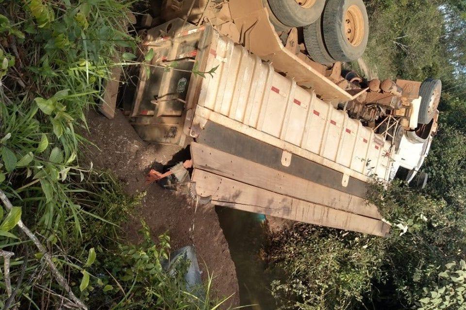 Caminhão com esterco tomba em ponte e interrompe abastecimento de água em Iparemi
