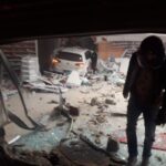 Carro invade drogaria em Goiânia e deixa local destruído