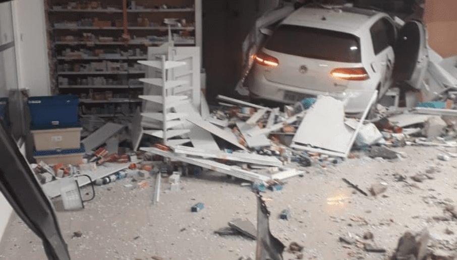 Carro invade drogaria no Setor Coimbra, em Goiânia, e deixa local destruído