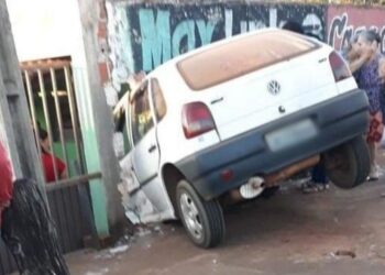 Carro invade muro de casa e deixa avó e neta gravemente feridas, em Anápolis