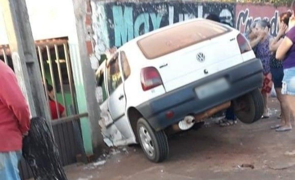 Carro invade muro de casa e deixa avó e neta gravemente feridas, em Anápolis