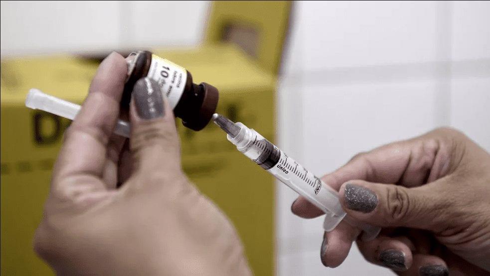 Em 20 anos, vacina deve ter menos doses e proteger mais, diz pesquisador