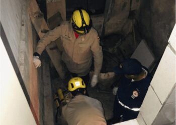 Idosa cega cai em fosso e é resgatada por bombeiros, em Goiânia