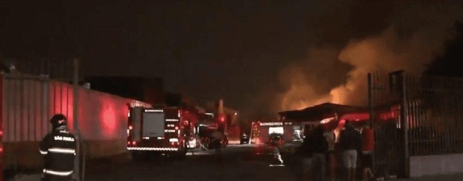 Incêndio atinge depósito da Casas André Luiz na zona leste de São Paulo