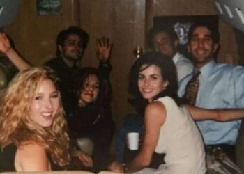Jennifer Aniston conta bastidores de foto histórica do elenco de 'Friends'