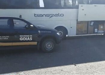 Ônibus clandestino é apreendido com mercadoria sem nota fiscal, em Uruaçu
