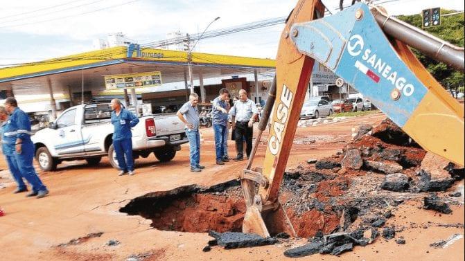 Projeto obriga Saneago a reparar buracos feitos no asfalto durante obras, em Goiás