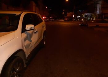 Vídeo chocante mostra momento em que motociclista bate em carro, em Goiânia